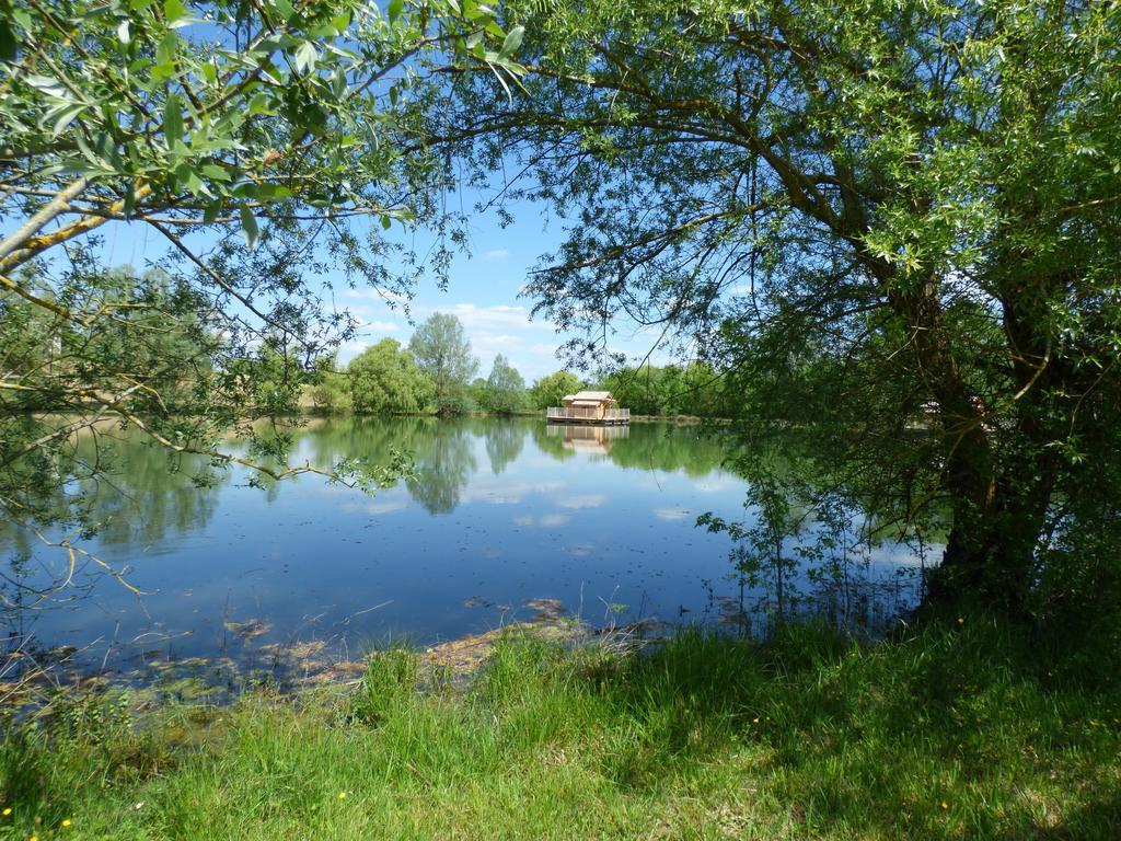 Cabanes Flottantes Du Lac De Pelisse Hotel Douzains Exterior foto