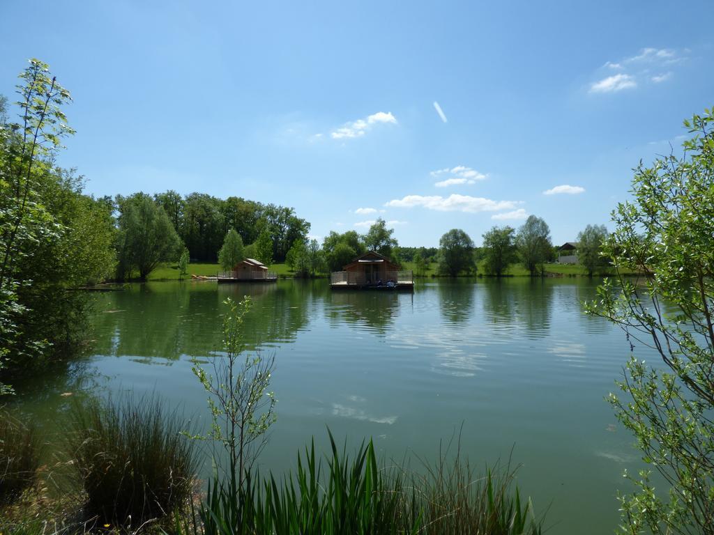 Cabanes Flottantes Du Lac De Pelisse Hotel Douzains Exterior foto