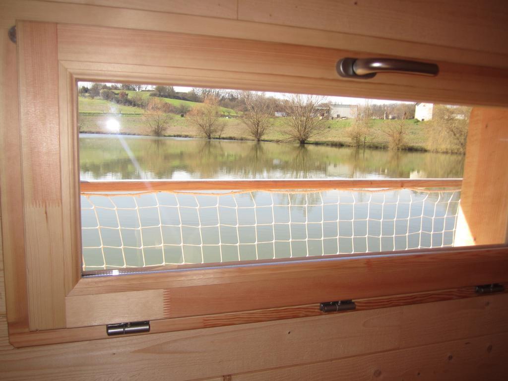 Cabanes Flottantes Du Lac De Pelisse Hotel Douzains Habitación foto