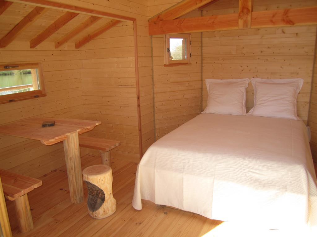 Cabanes Flottantes Du Lac De Pelisse Hotel Douzains Habitación foto